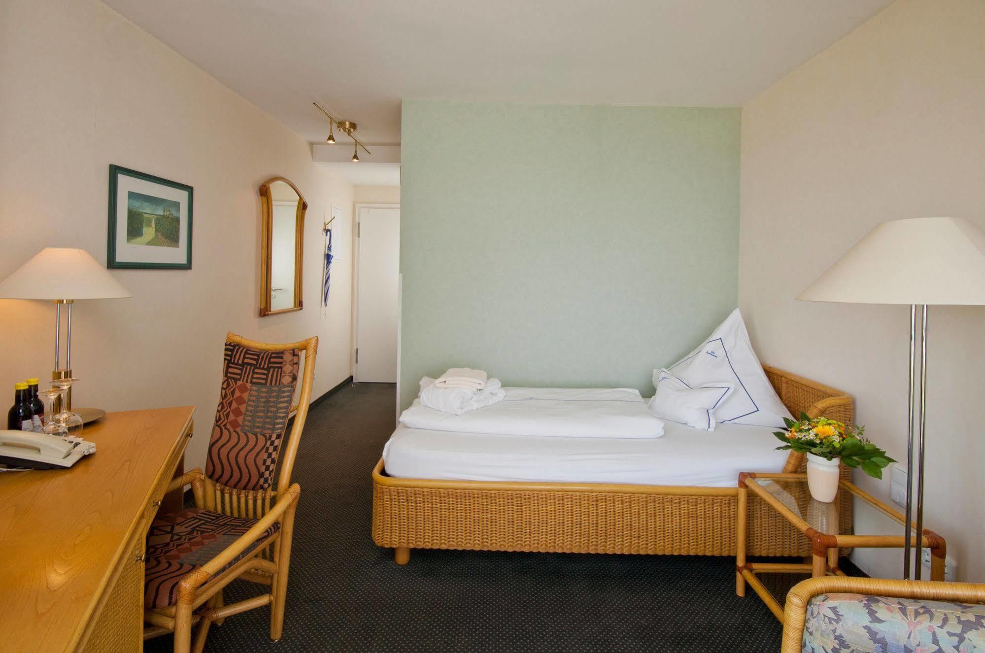 Hotel Seeschlösschen Hohwacht Exterior foto